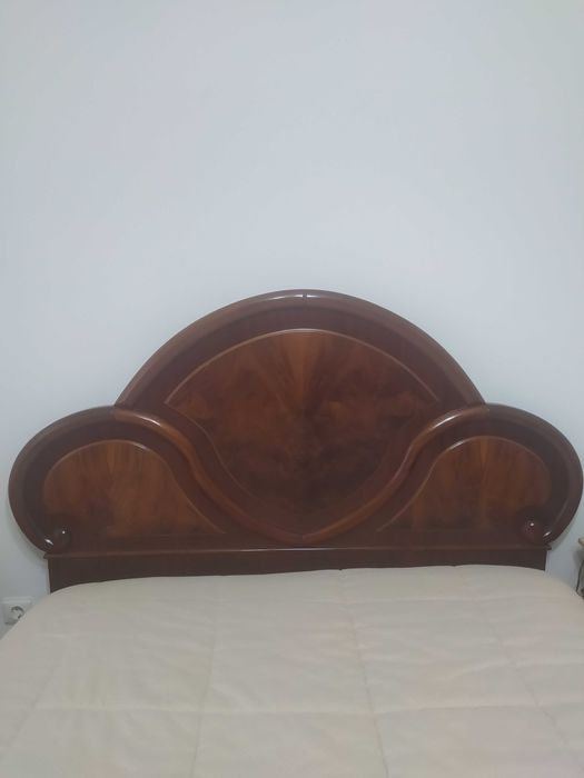 Quarto completo em madeira maciça.