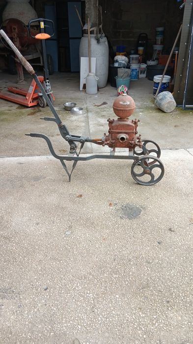 Bomba antiga de tirar vinho