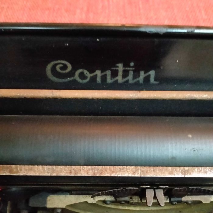 Máquina de escrever muito antiga em excelente estado