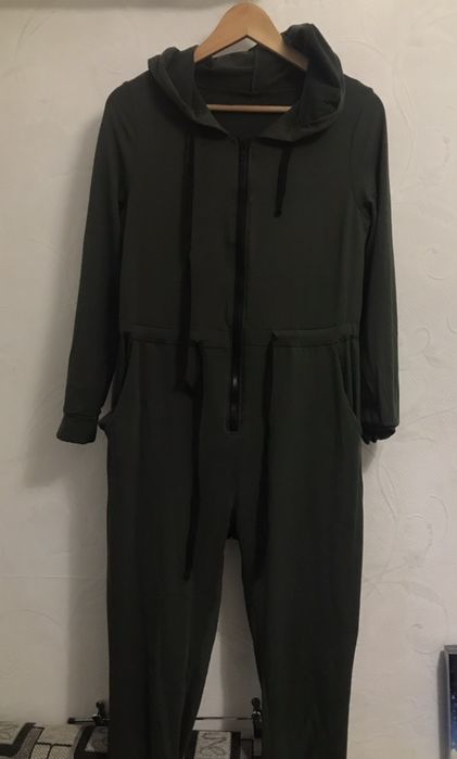 Комбинезон во весь рост с капюшоном