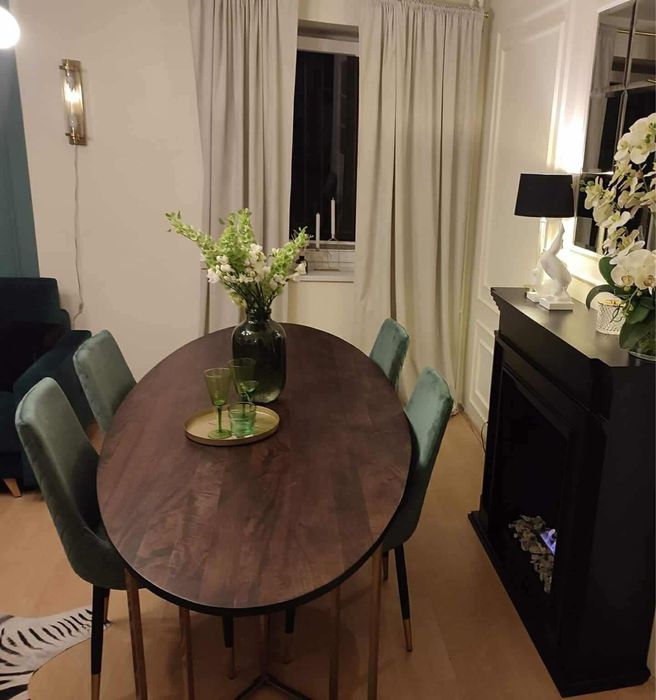 Owalny stół do salonu, jadalni firmy WESTWING z drewna mangowego Luca.