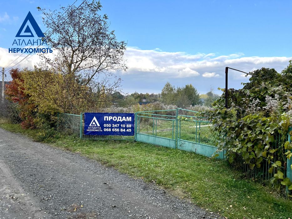 Продам приватизовану земельну ділянку біля Луцька в центрі с. Сирники!