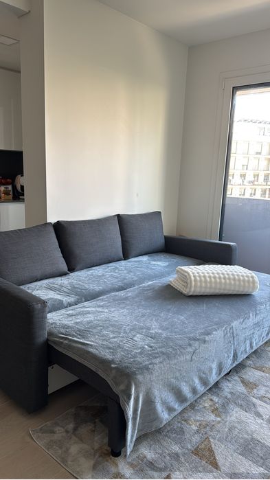 Sofa-cama praticamente novo.