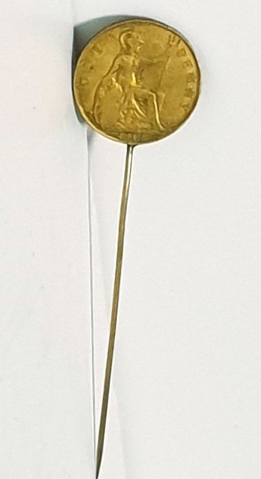 Raro antigo alfinete de chapéu com moeda ONE PENNY 1914