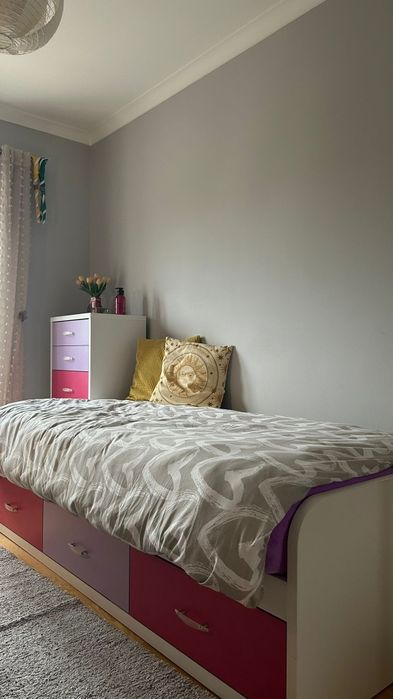 Cama com colchão e camiseiro