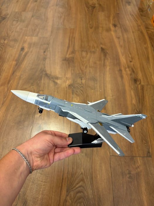 Літак винищувач СУ24 ( без розпізнавальних знаків ) маштаб 1:72