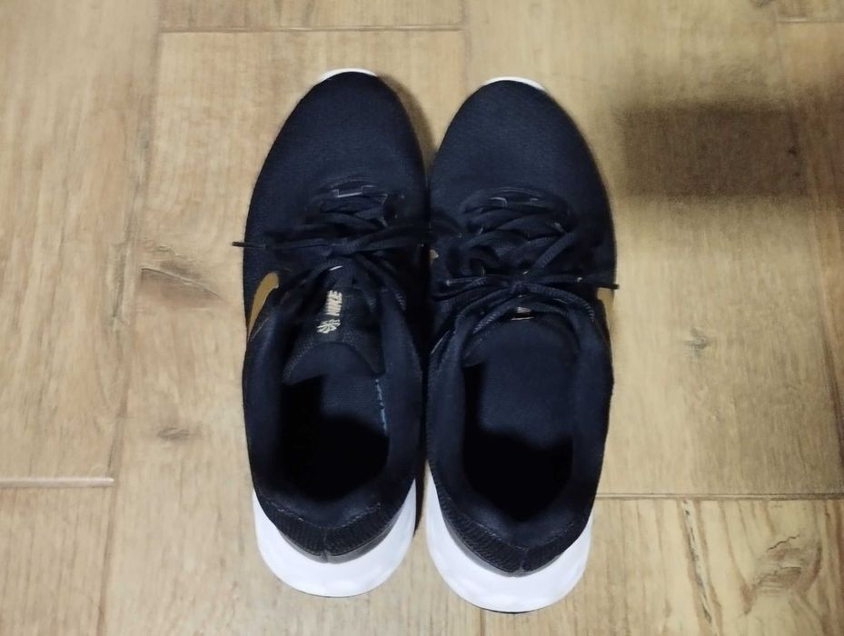 Sapatilhas Nike Revolution 6 Pretas c/ Dourado 42