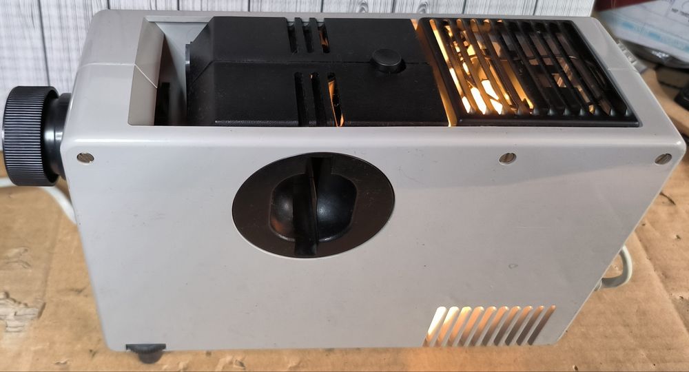 Rzutnik BRAUN AG TYP: D 7 niemiecki
Rzutnik z lat 70-tych produkcji