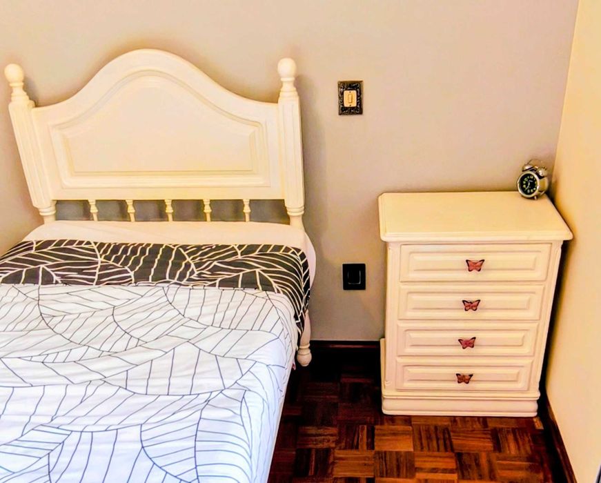 Cama de solteiro + Roupeiro + Mesinha cabeceira