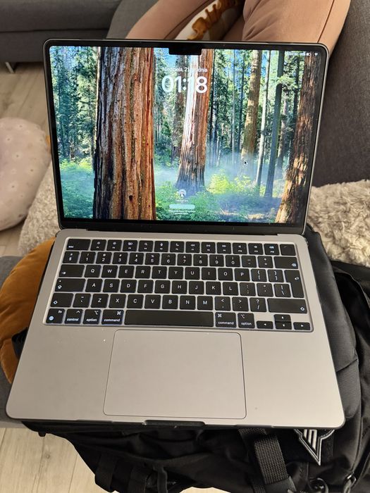 MacBook Air M2 13” | 8 GB RAM | 256 GB SSD | FV | Etui Thule