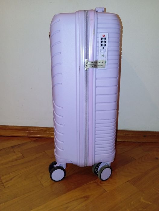 Увага продам валізу стане не новий але ціна 1200 розмір маленький.