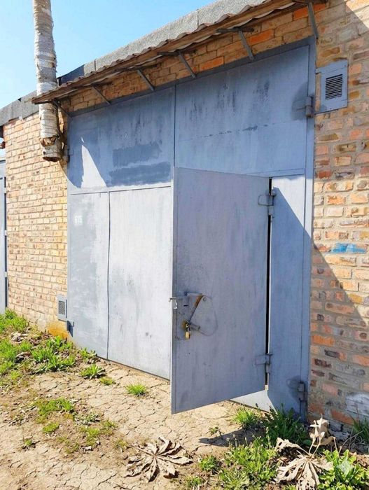 Капітальний цегляний гараж в АК 29 з високими воротами та грубою