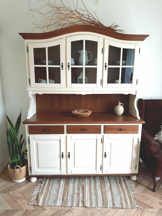 Kredens po renowacji