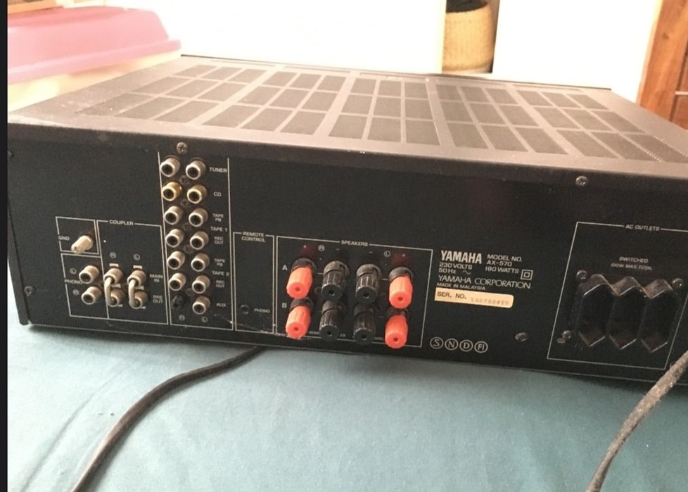 Yamaha ax 570 cor prateado.
