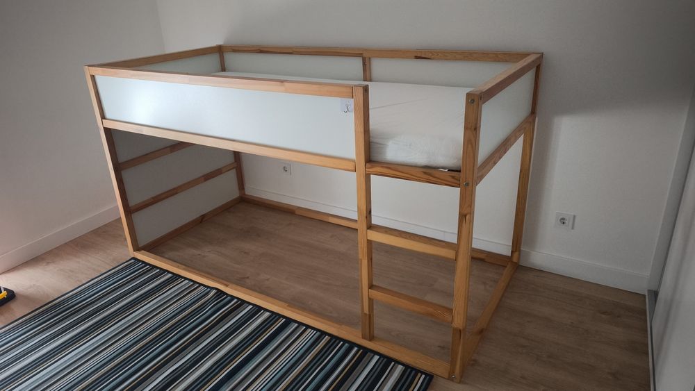 Cama de criança com colchão