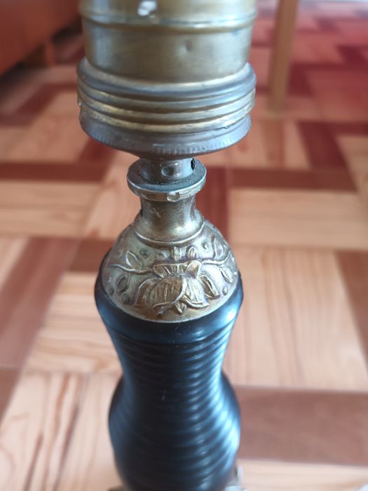 Candeeiro de mesa antigo em Pau Preto