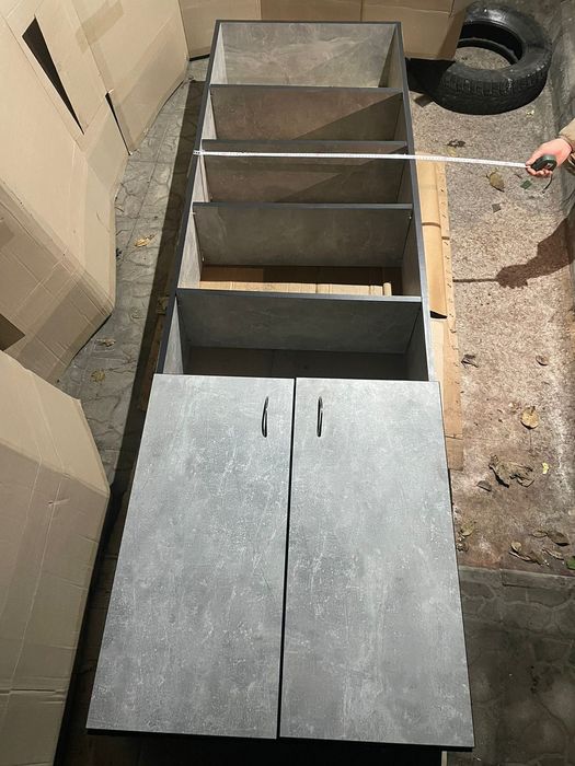 шафа з полицями та дверцями