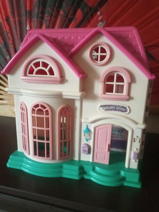 Іграшковий ляльковий будиночок