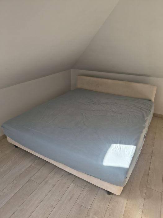 Łóżko z materacem