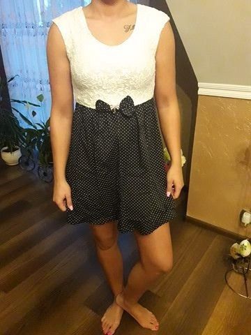 Sukienka w groszki z koronką