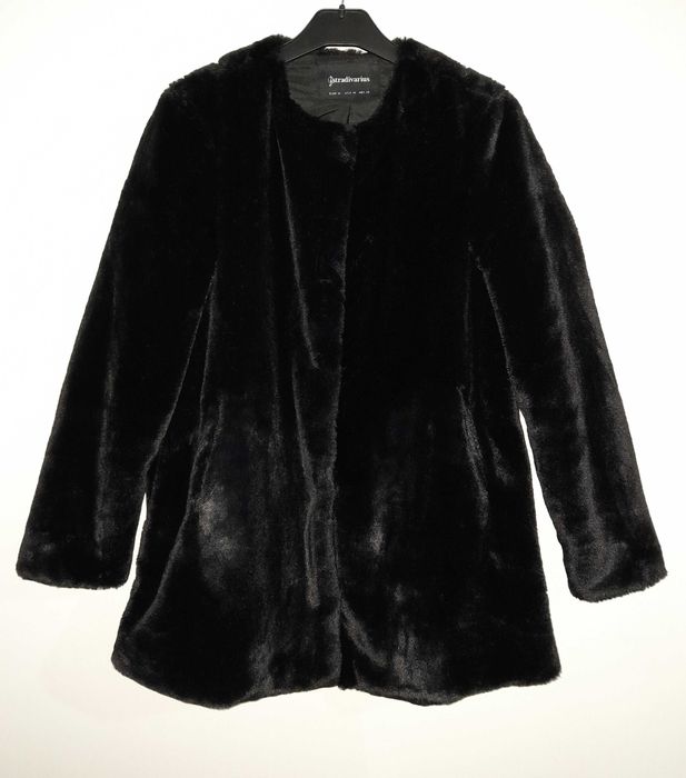 Casaco leve de pêlo sintético preto da Stradivarius T: M