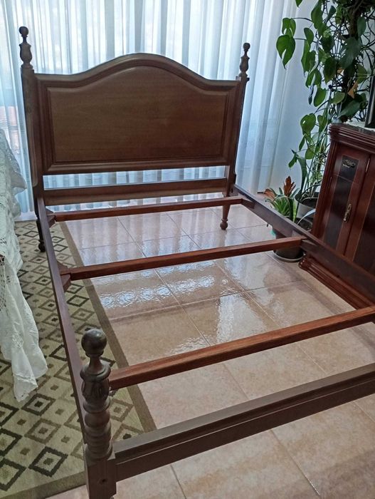 Conjunto de Móveis Rústicos de Madeira Maciça em Ótimo Estado