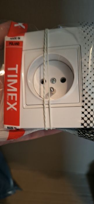 Biały kontakt elektryczny
