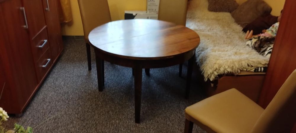 Drewniany okrągły stół