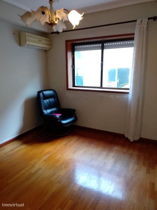 Apartamento T4+1 em Rés-do-chão — Bom estado.