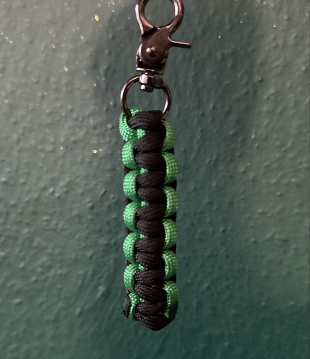 Brelok paracord ręcznie robiony – do kluczy, plecaka, prezent