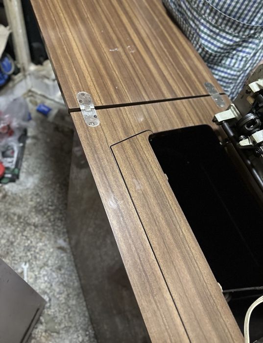 Maquina de costura eletrica com mesa de madeira