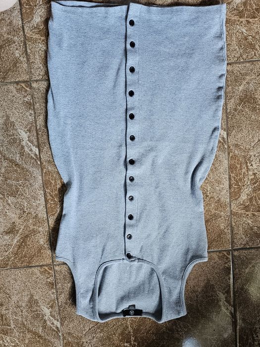 Sportowa taliowana sukienka Missguided