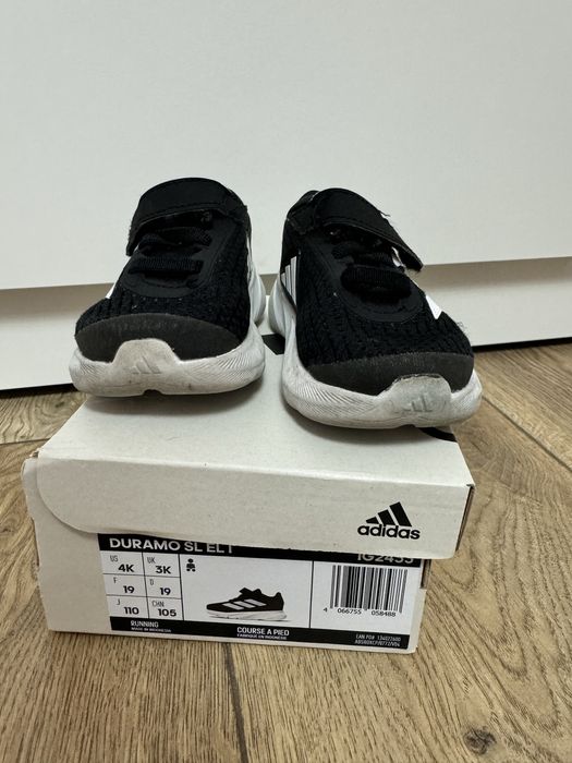 Кросівки адідас для перших кроків