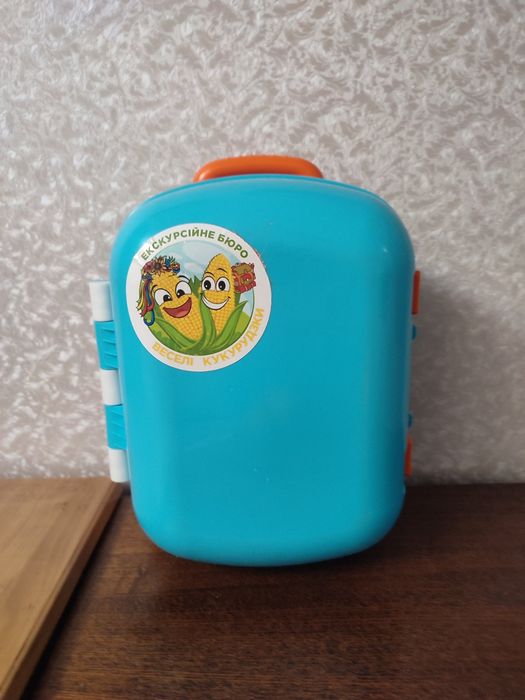 Продаю копилку .чемодан. деревянные игрушки..лошадей