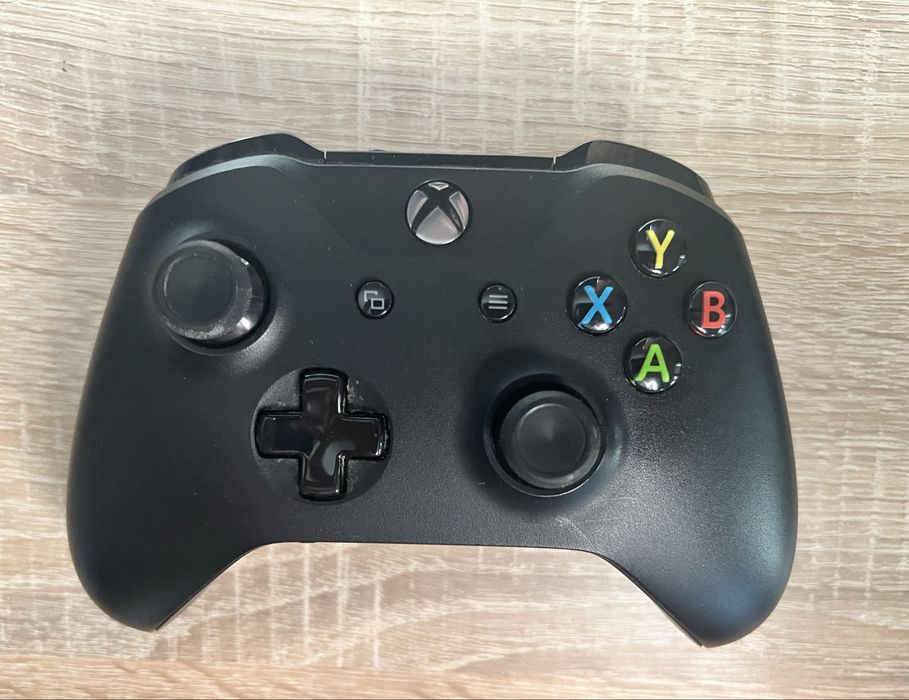 Продається Xbox One S 1TB на запчастини або під ремонт.