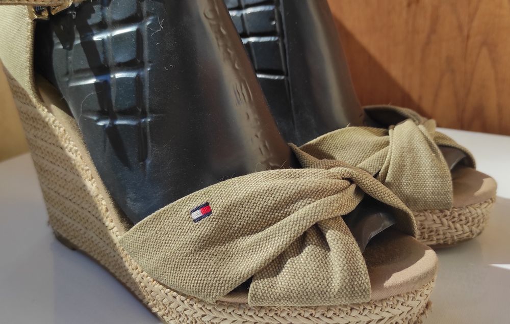 Продам босоніжки Tommy Hilfiger