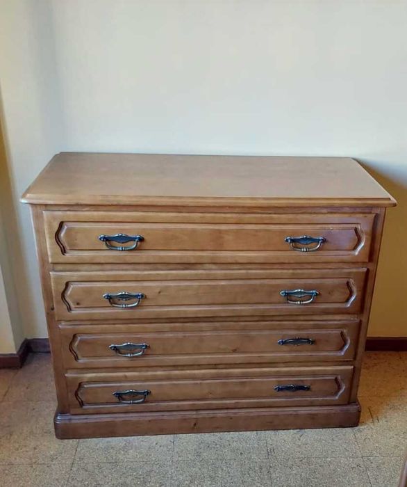 Mobília em madeira maciça