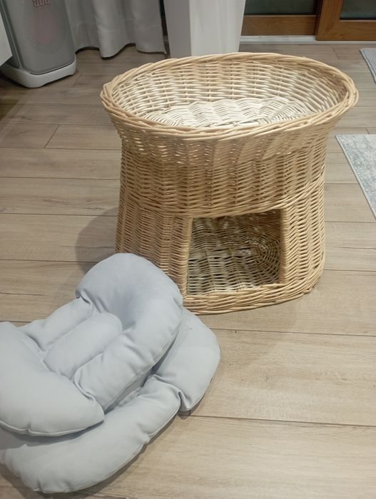 Wiklinowy domek legowisko dla kota.