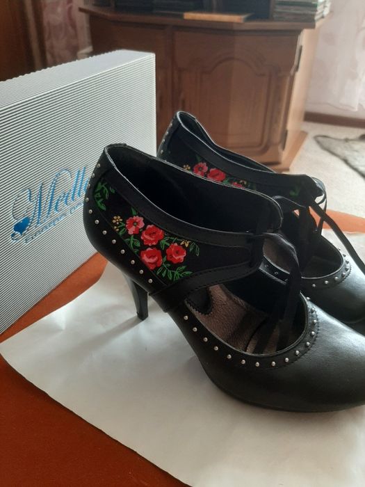 Damskie buty skórzane.