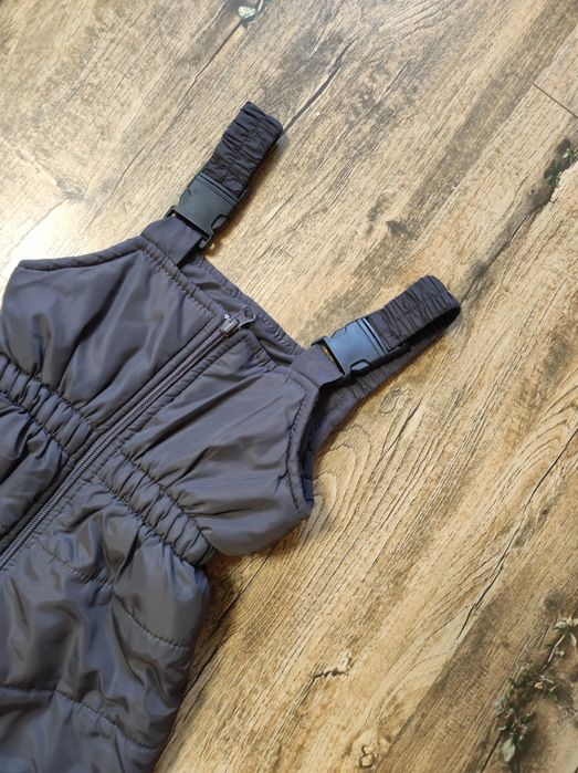 Напів комбенізон Було 1 прання, слідів носки та дефектів нема
Сезон -