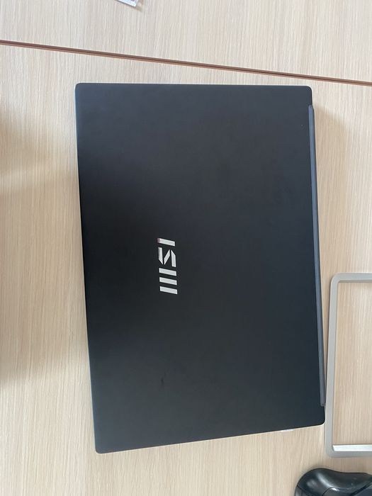 Ноутбук MSI з активованим windows 11