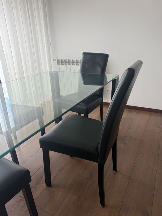 Mesa de jantar em vidro com 4 cadeiras