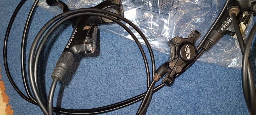 Dois pares de travões de disco AVID