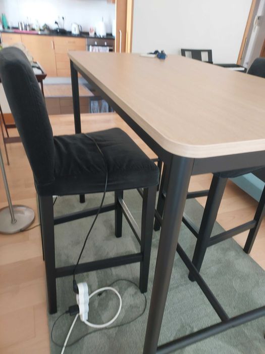 Mesa alta e 2 cadeiras com capas ikea