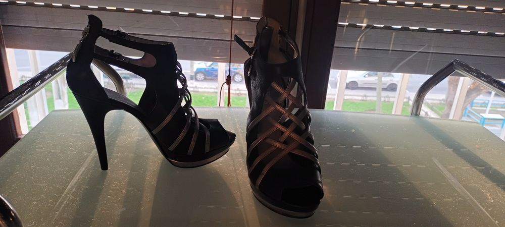 Sandalia Guess estileto compensada