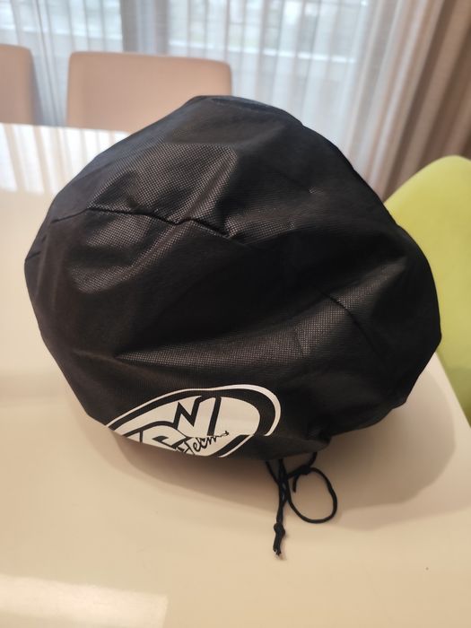 Capacete novo dentro da caixa