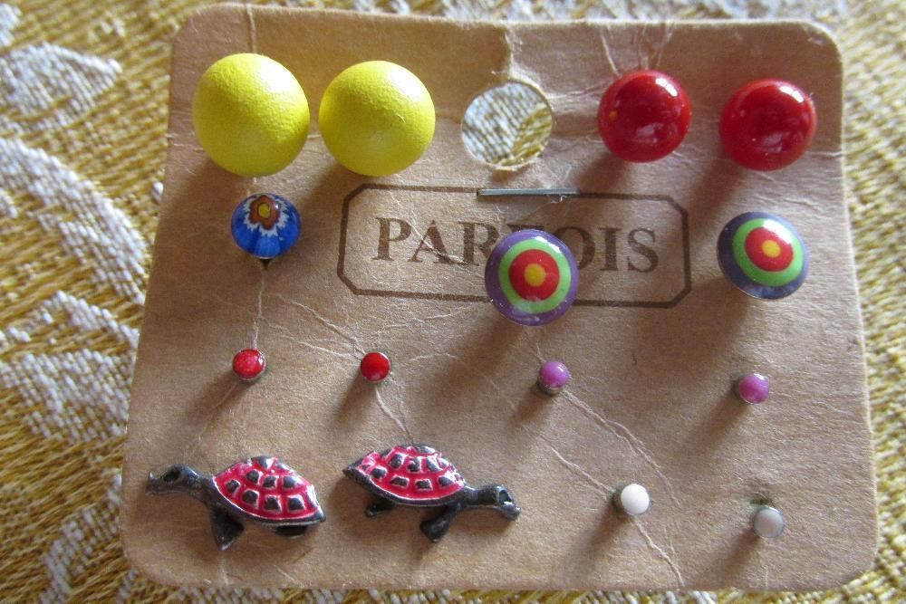 Conjunto variado de brincos