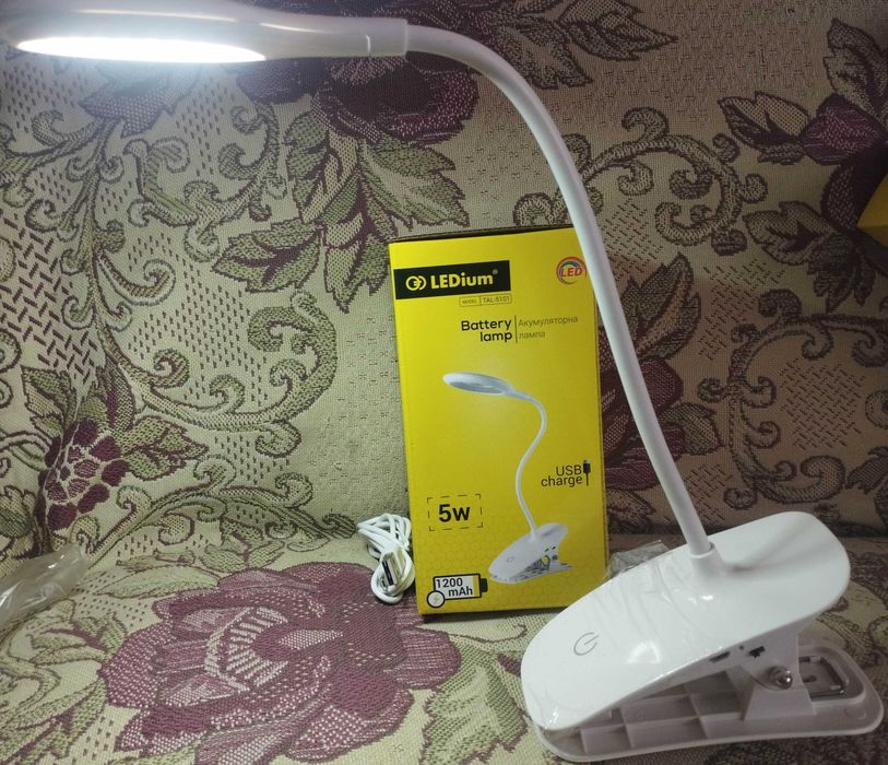 LED лампа з акумулятором на підставці / прищіпці
