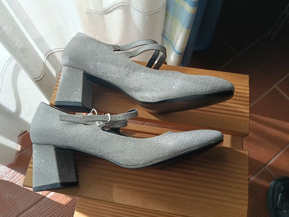 Sapatos prata novos