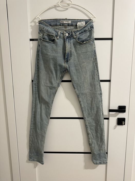 Jasne męskie jeansy